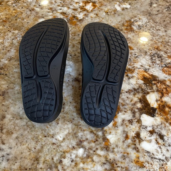 Oofos Oolala Thong Flip Flop Sandal Black Size 6 W NEW - Picture 4 of 5